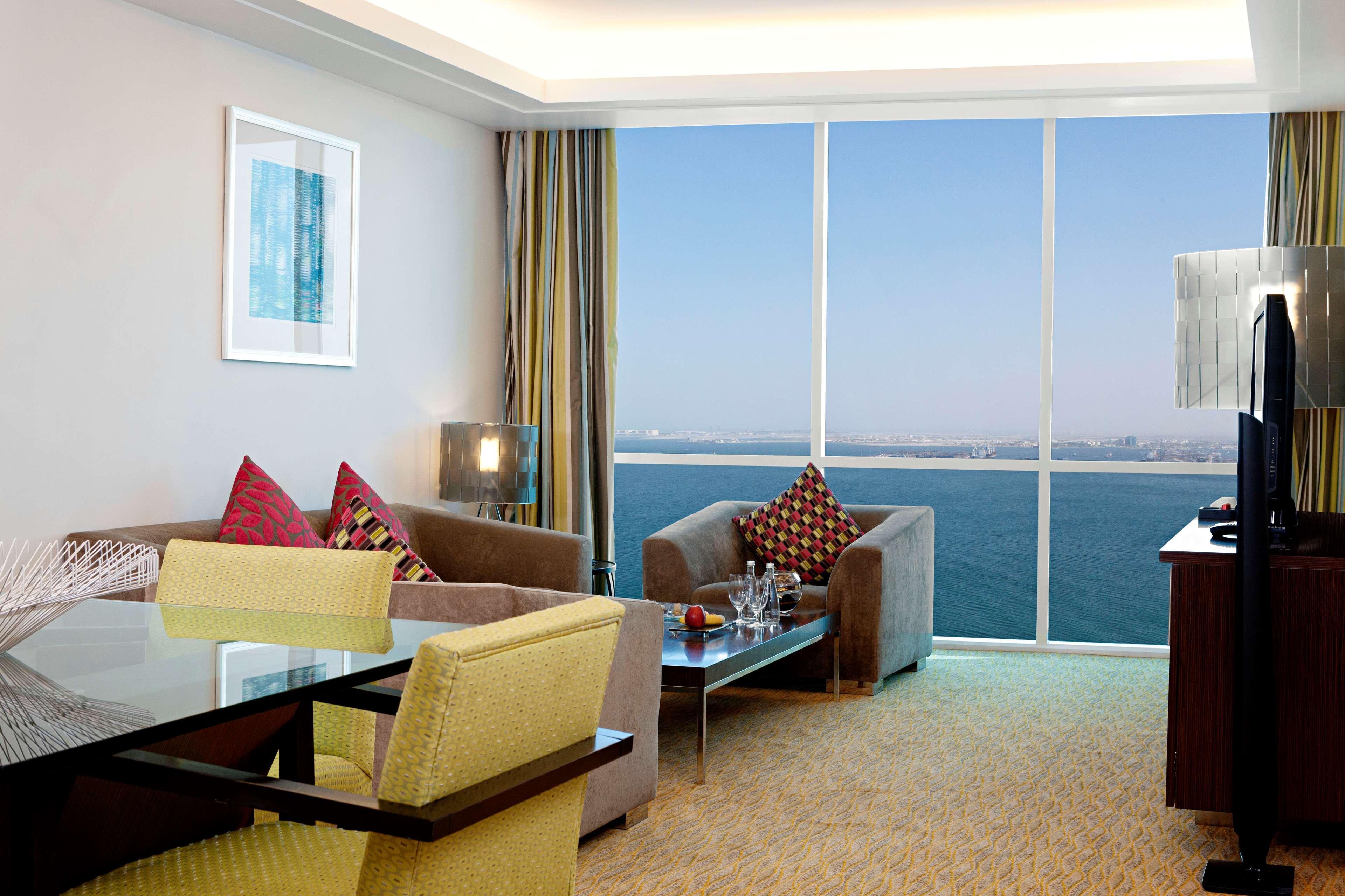 Отель Hilton Доха Экстерьер фото A living room at the hotel