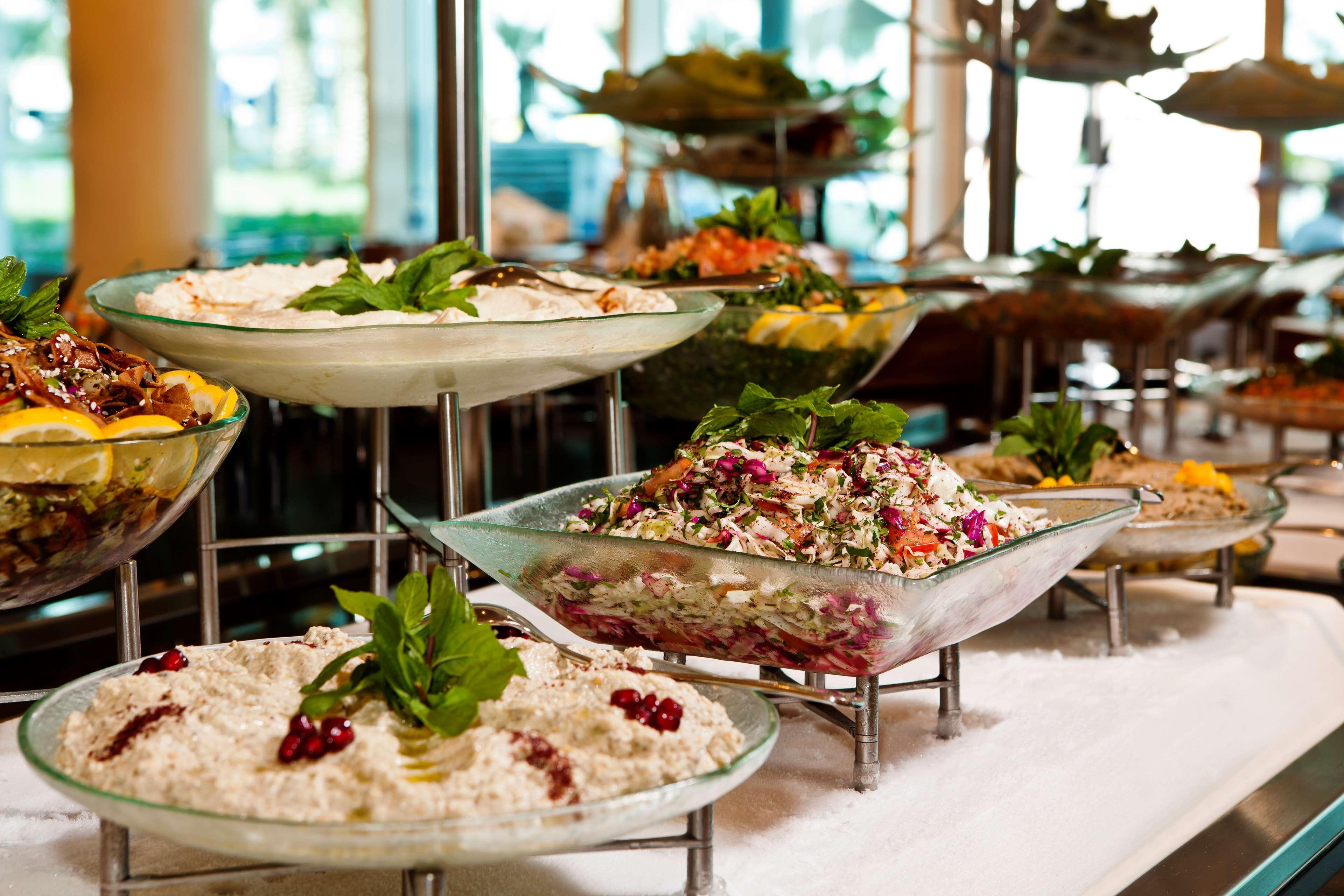 Отель Hilton Доха Экстерьер фото A selection of meze