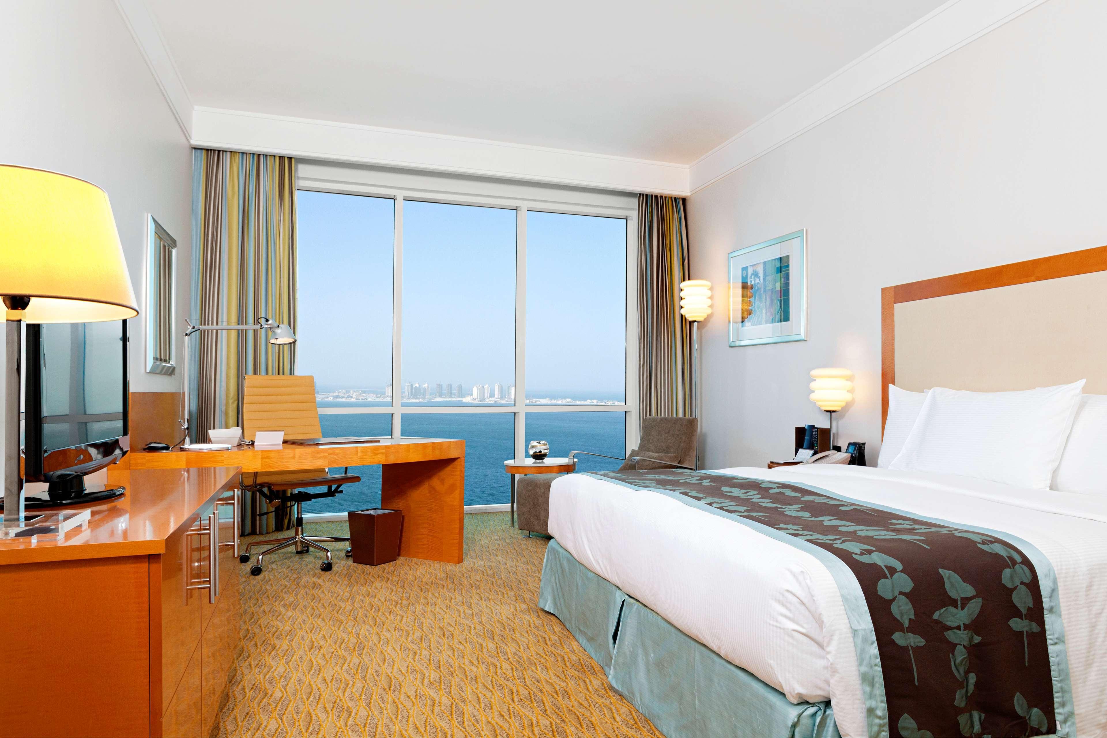 Отель Hilton Доха Экстерьер фото A room at the Jumeirah Beach Hotel