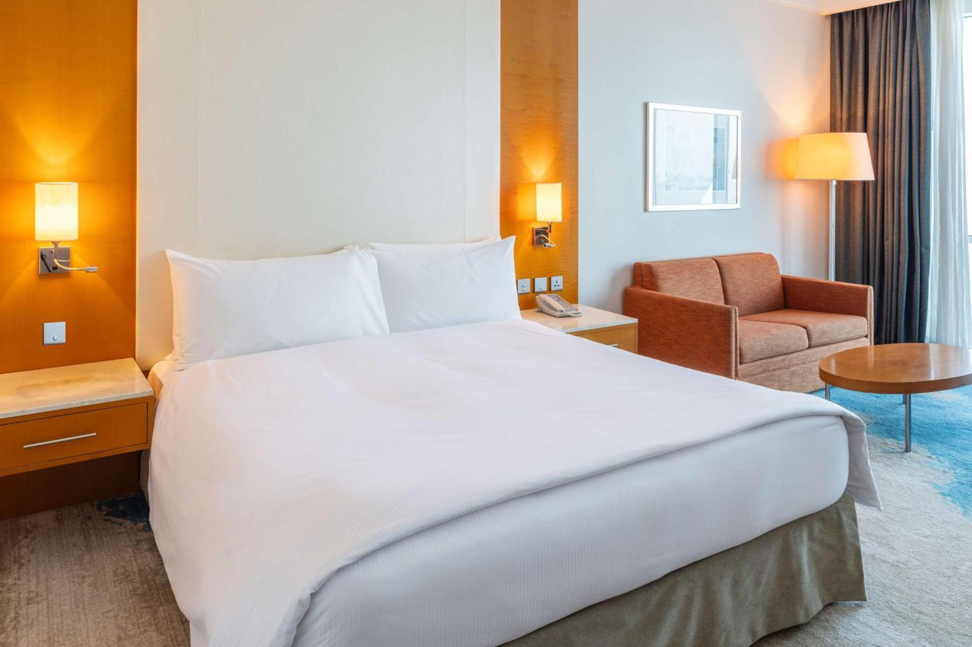 Отель Hilton Доха Экстерьер фото A room at the Holiday Inn