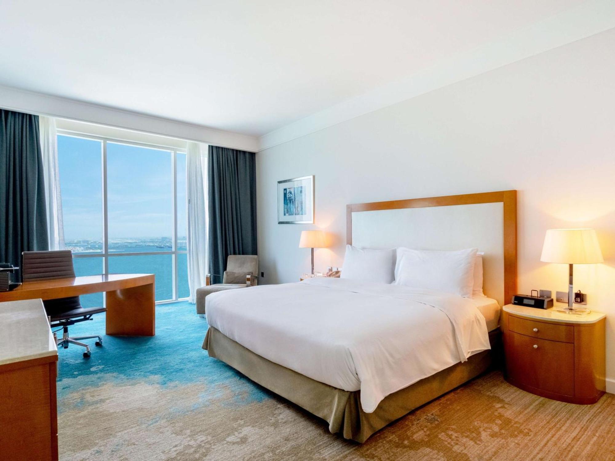 Отель Hilton Доха Экстерьер фото A guest room at the Atlantis Paradise Island