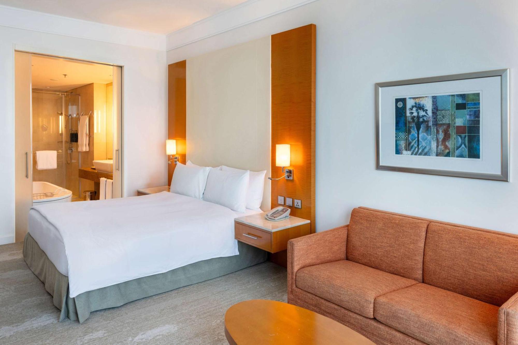 Отель Hilton Доха Экстерьер фото A room at the hotel