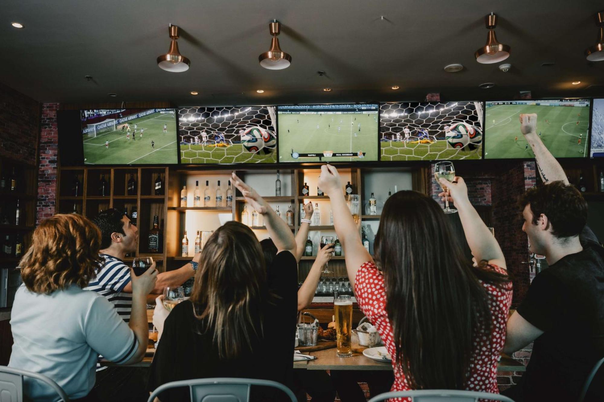 Отель Hilton Доха Экстерьер фото A sports bar in Moscow