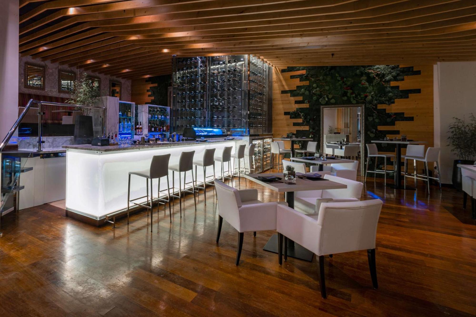 Отель Hilton Доха Экстерьер фото The bar at the lounge
