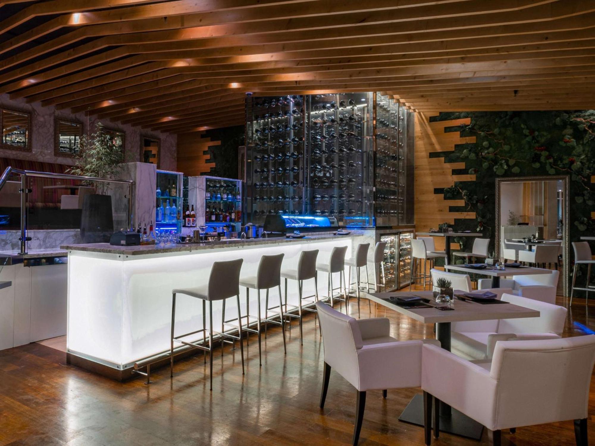 Отель Hilton Доха Экстерьер фото The bar at the restaurant