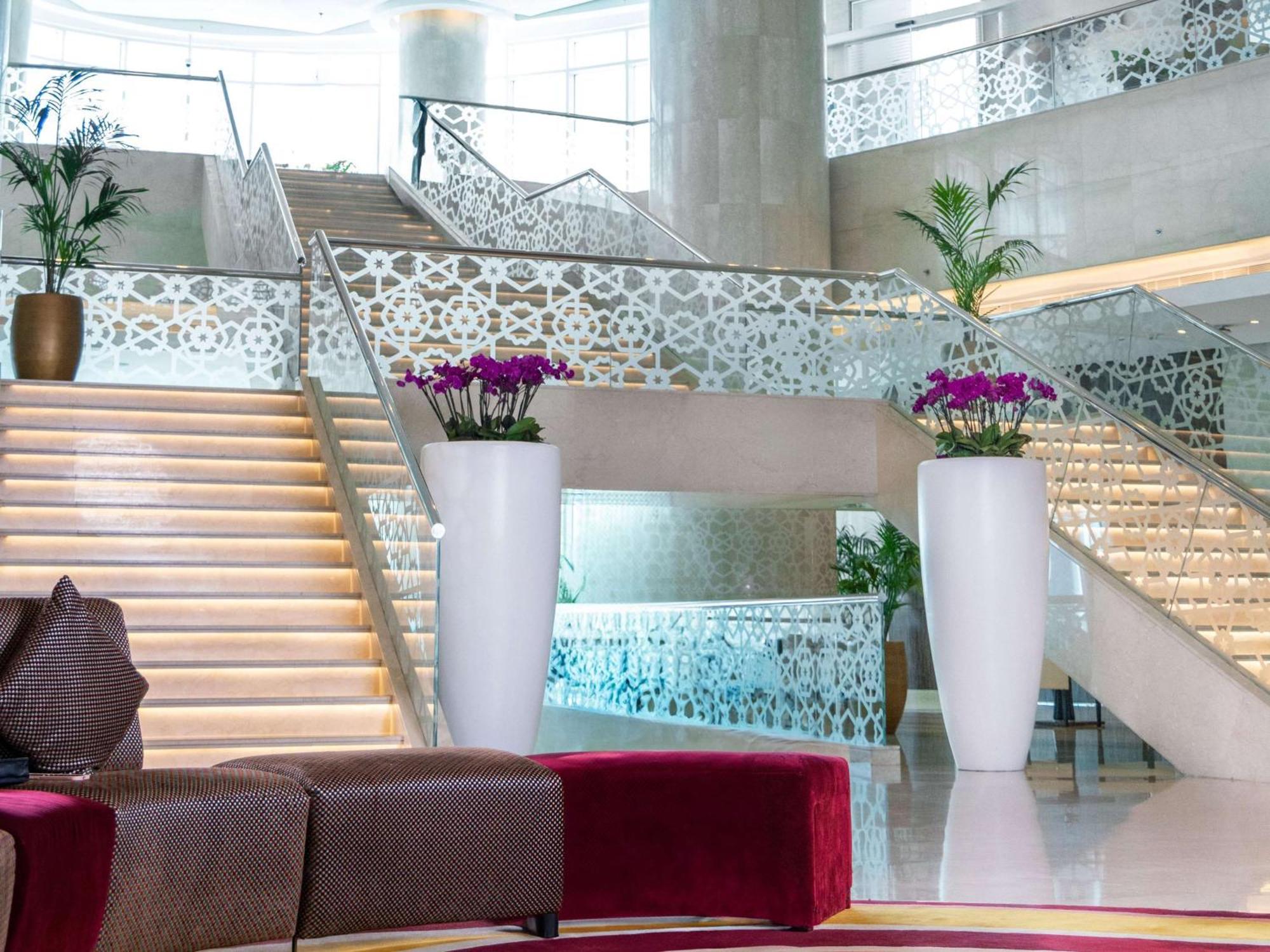 Отель Hilton Доха Экстерьер фото The lobby of the hotel