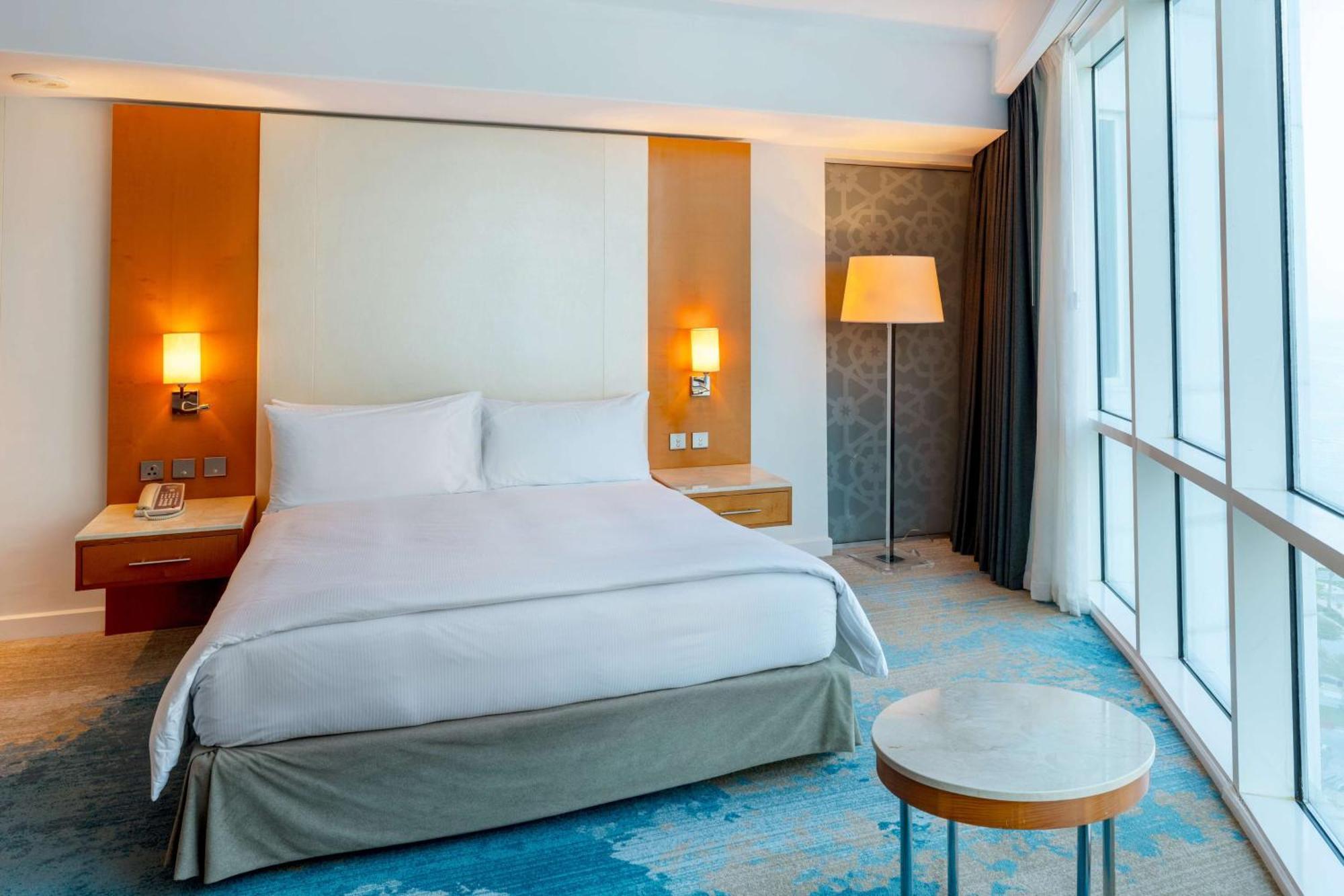 Отель Hilton Доха Экстерьер фото A bedroom at the hotel