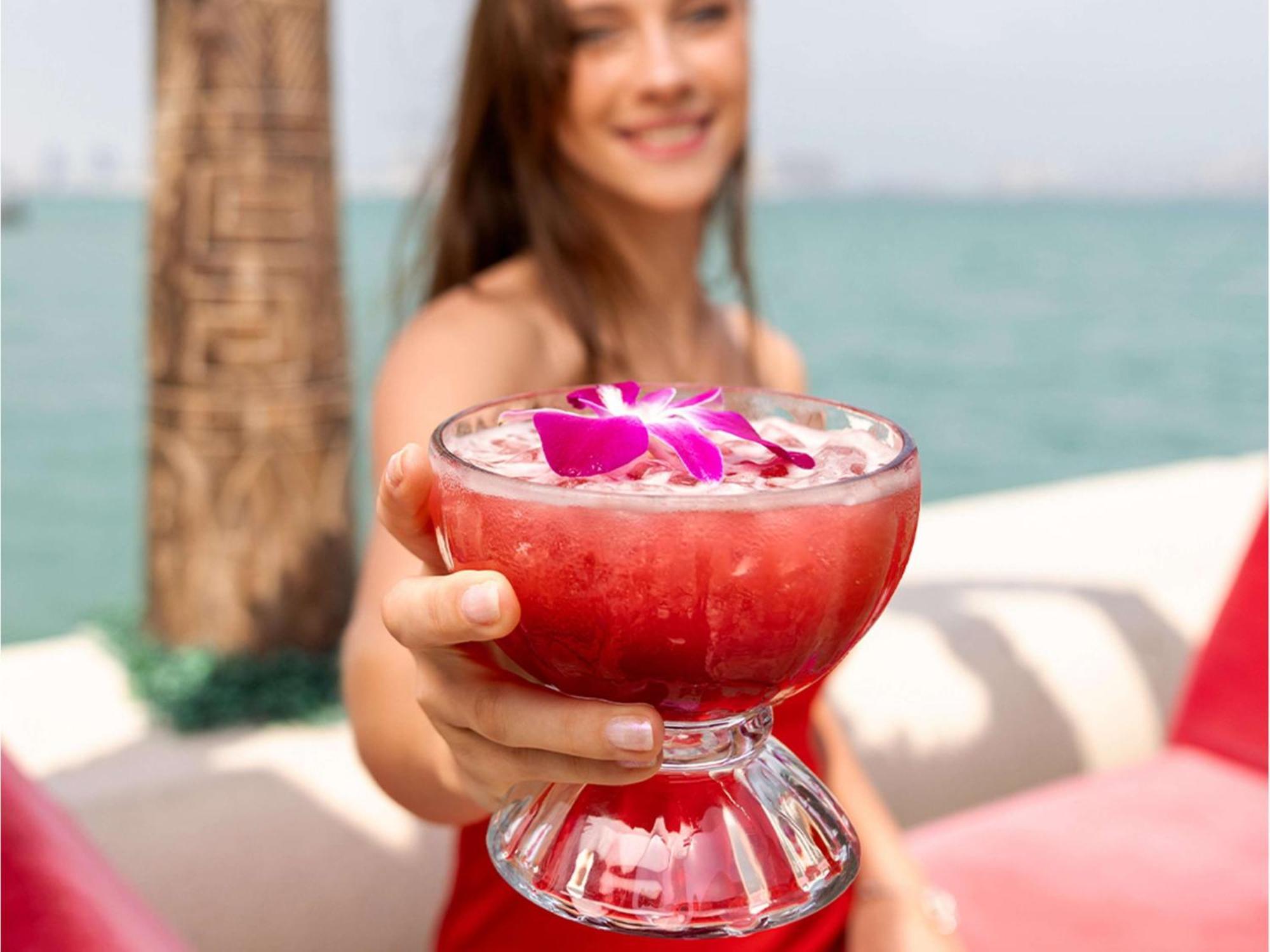 Отель Hilton Доха Экстерьер фото A strawberry margarita