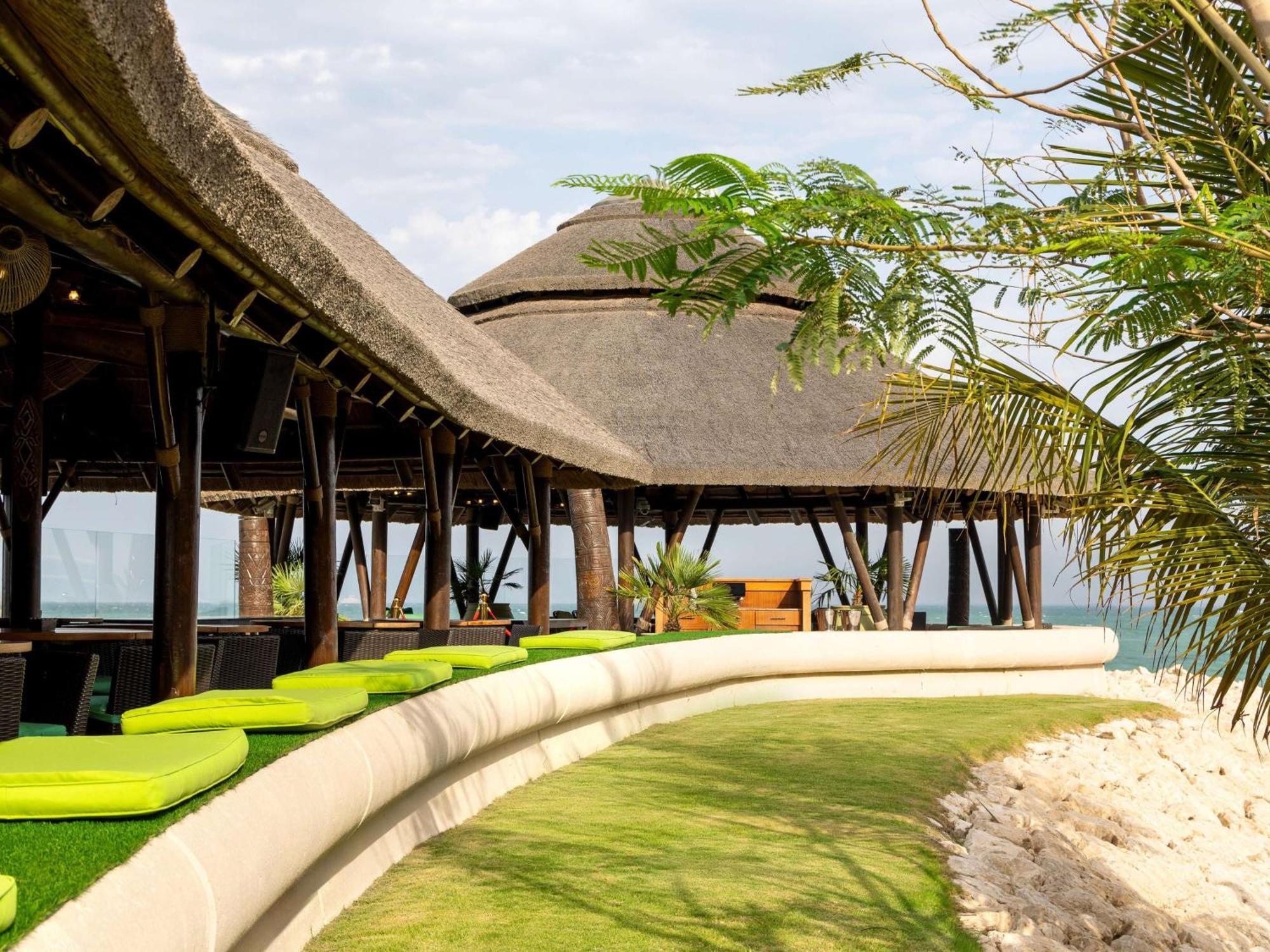 Отель Hilton Доха Экстерьер фото The resort's beach