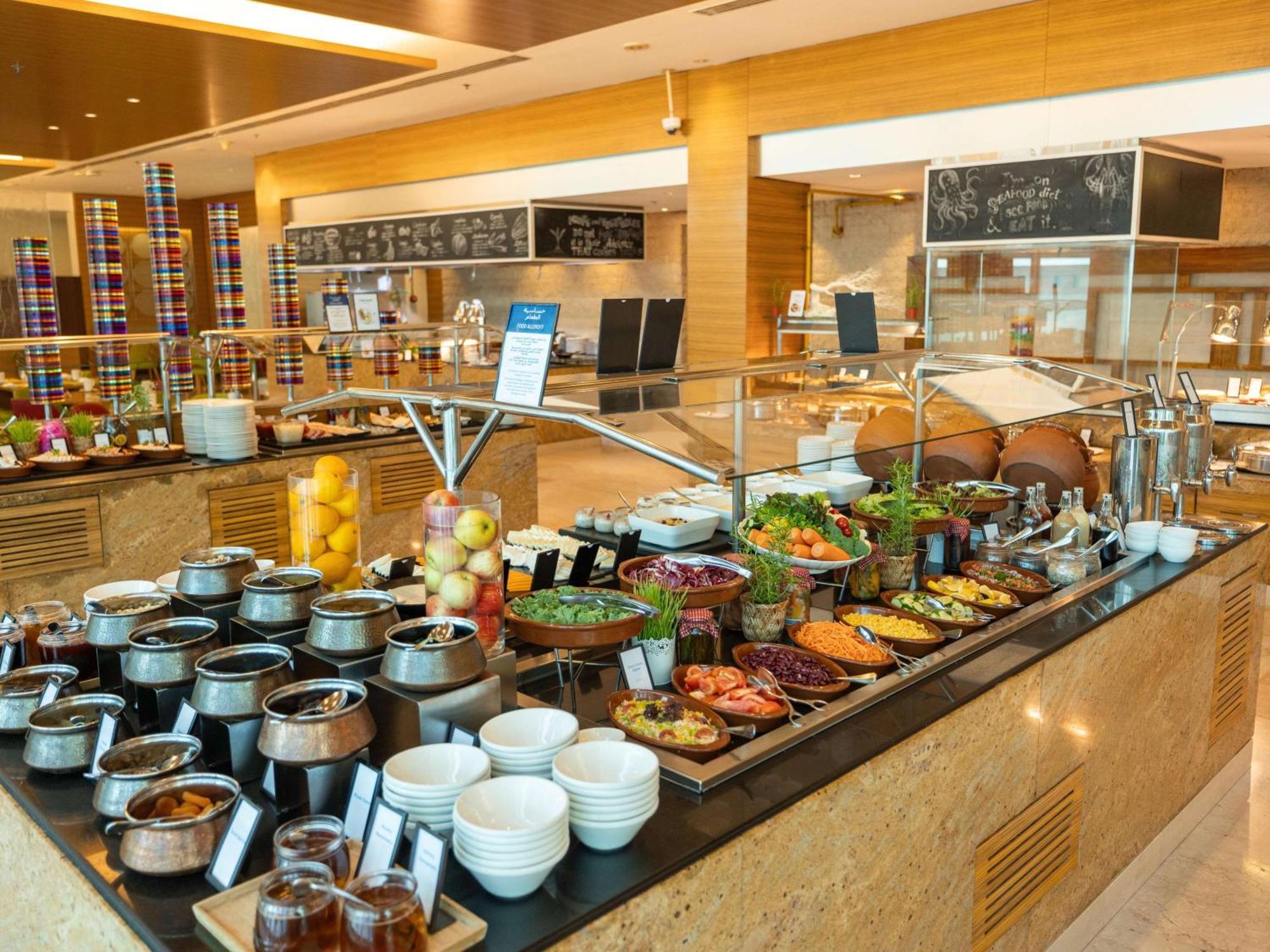 Отель Hilton Доха Экстерьер фото A salad bar