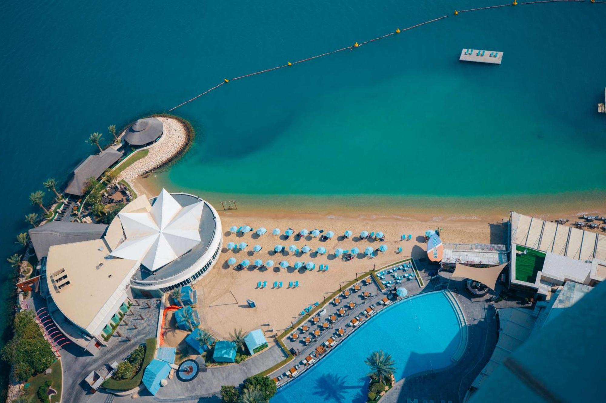 Отель Hilton Доха Экстерьер фото Aerial view of the beach